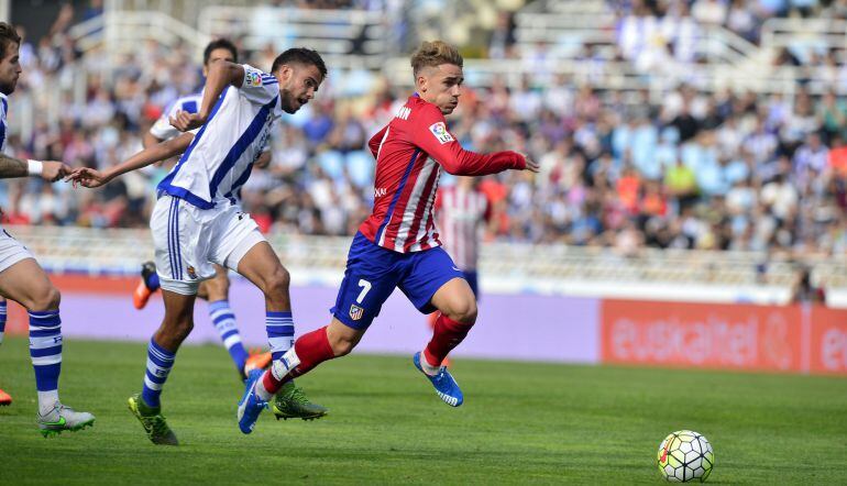 Antoine Griezmann dejando defensas atrás en la jugada del gol