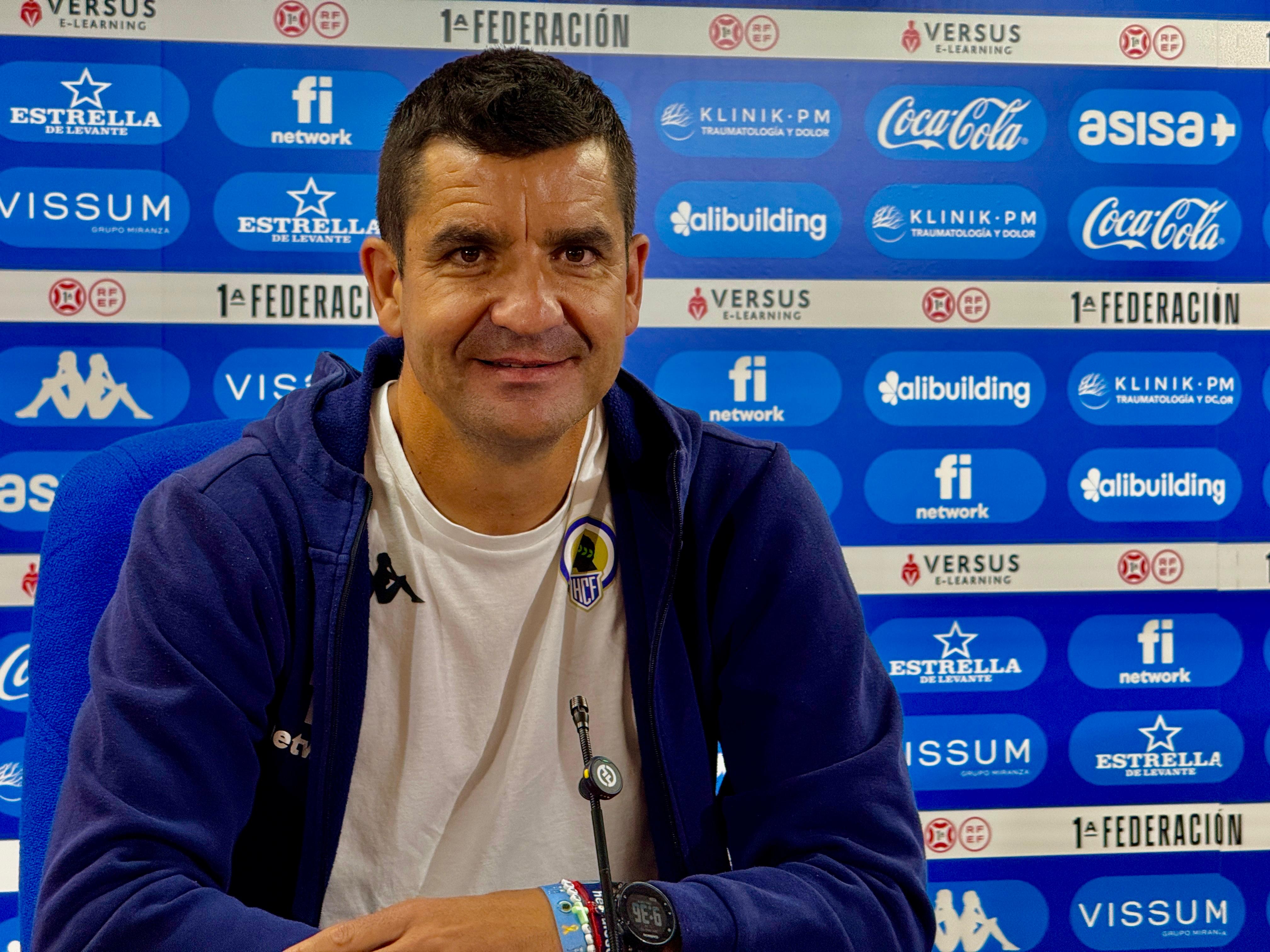 Rubén Torrecilla, entrenador del Hércules, en la sala de prensa del estadio José Rico Pérez