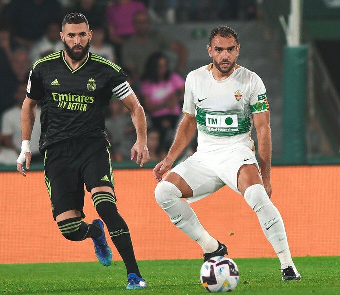 Benzema y Gonzalo Verdú pugnan por un balón en un lance del Elche-Real Madrid