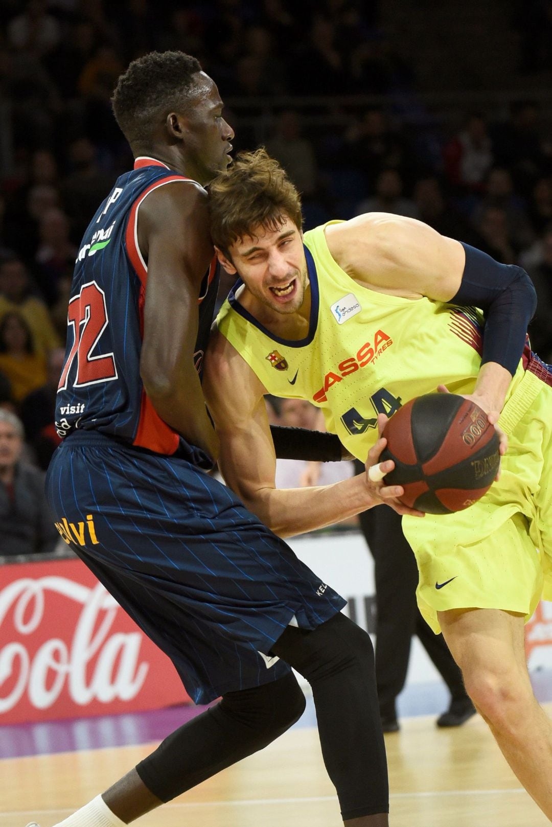 Diop trata de frenar el avance de Tomic.