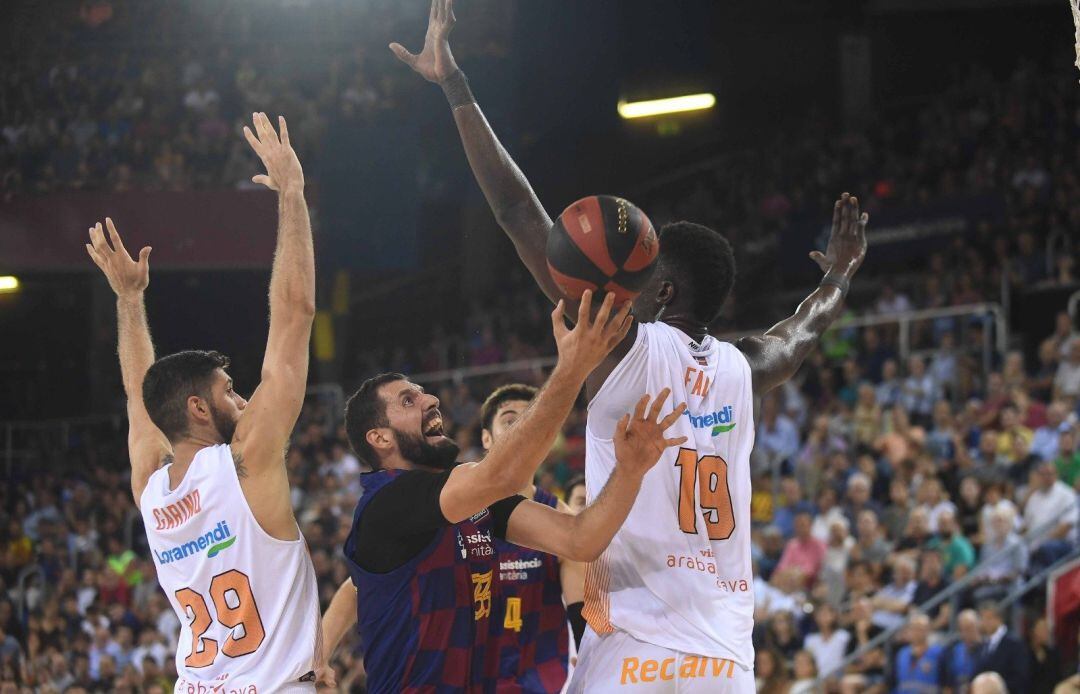 Mirotic ante la defensa baskonista.