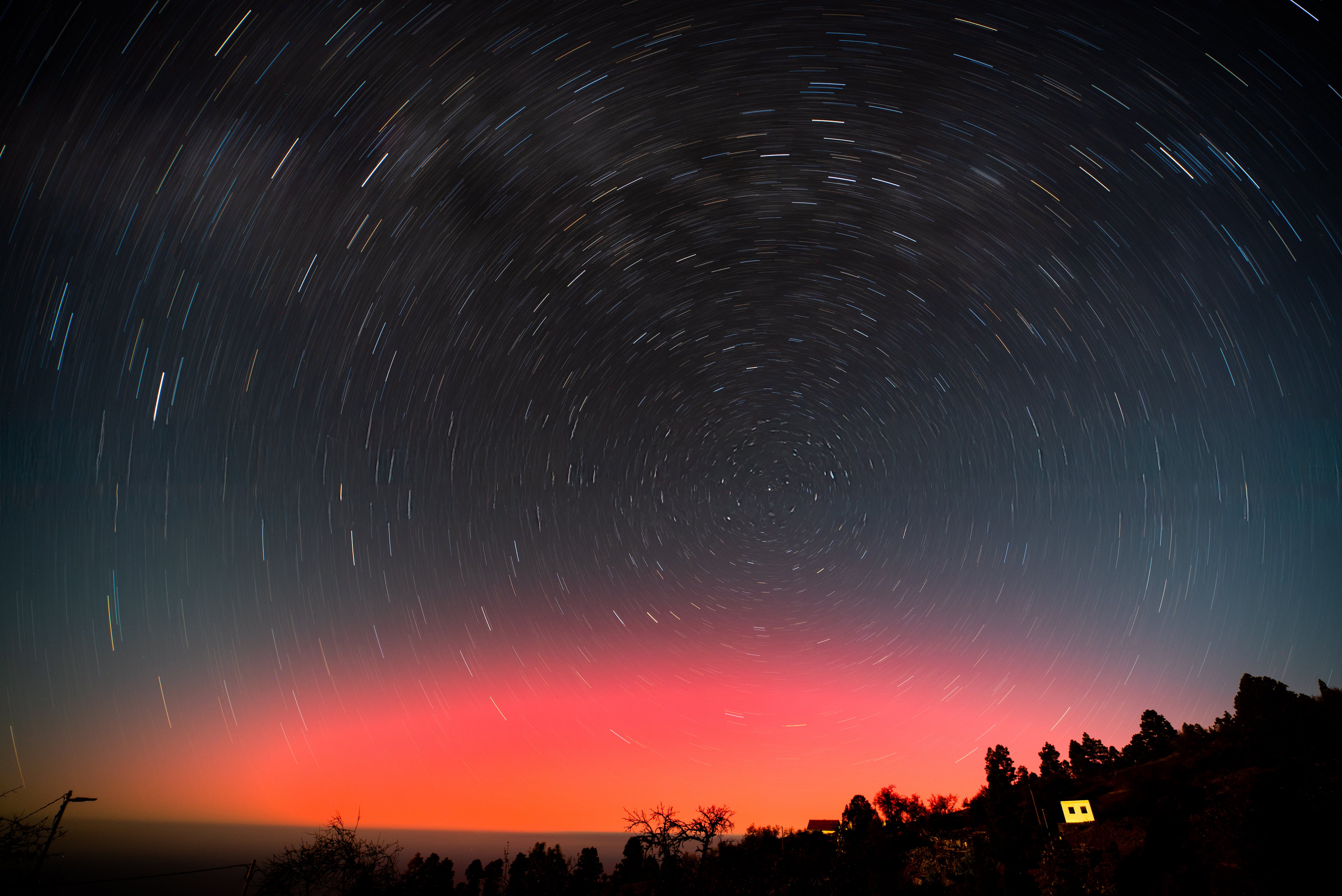 El último episodio de auroras boreales que afectó al hemisferio norte se volvió a observar desde la isla canaria de La Palma, a latitud de 28º. Un hecho nada frecuente que se vuelve a repetir por segunda vez en este año, debido a la alta actividad del presente ciclo solar.