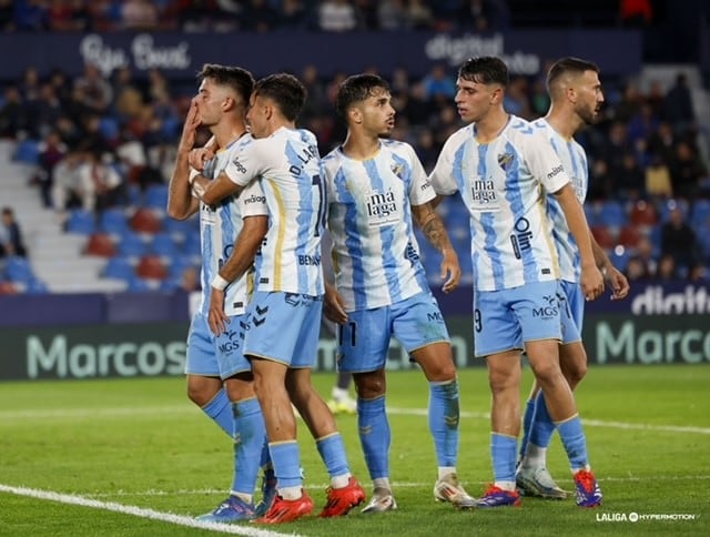 El Málaga celebrando uno de los dos goles que consiguió ante el Levante