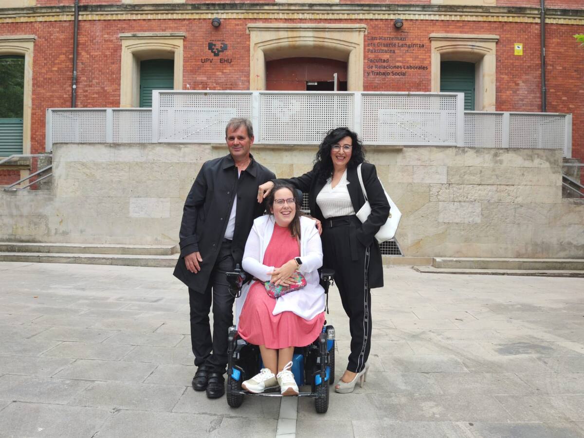 Noelia Da Costa, una persona con discapacidad física en el campus de Araba