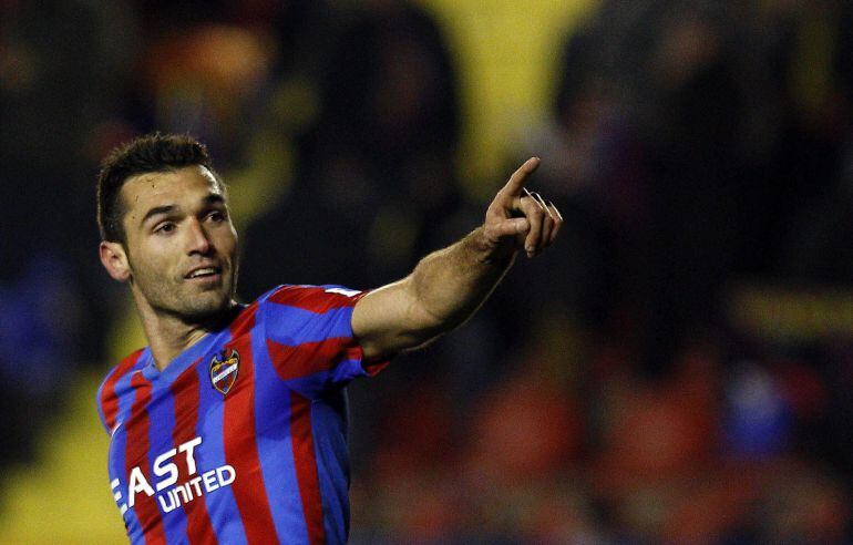 David Barral celebra tras marcar uno de sus goles ante el Málaga.