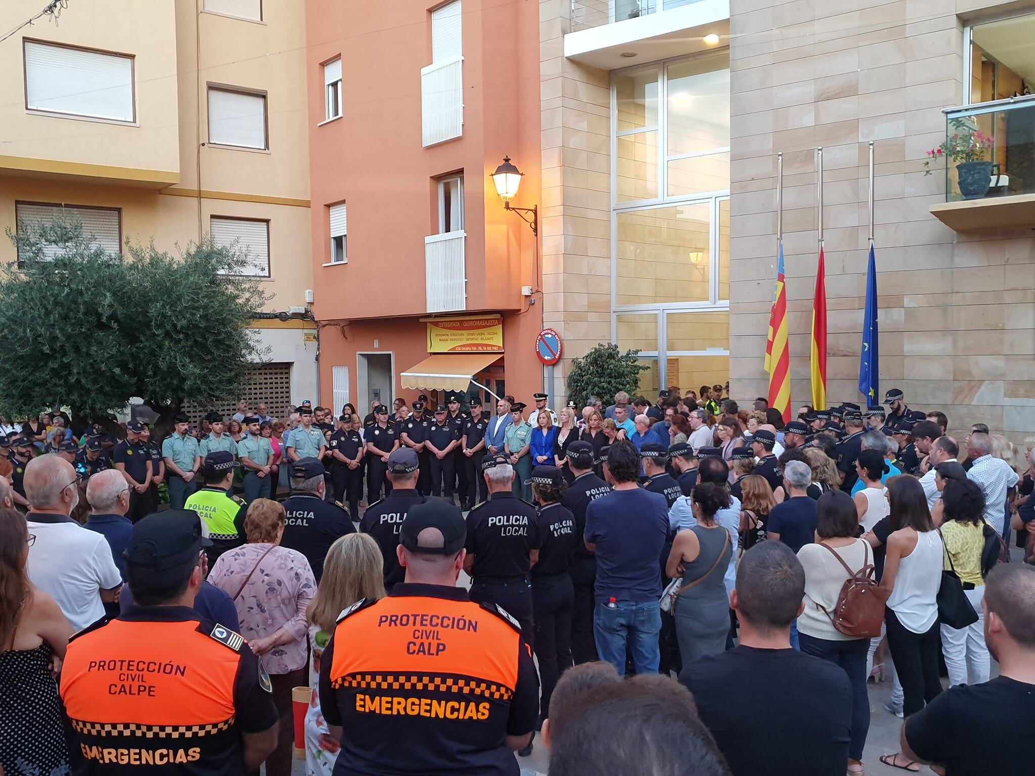 Cinco minutos de silencio en memoria y homenaje al agente de Policía Local de Calp fallecido en acto de servicio.