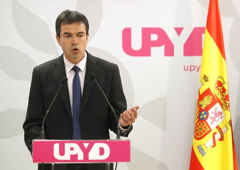 GRA162. MADRID, 28/10/2015.- El candidato de UPYD a la Presidencia del Gobierno, Andrés Herzog, durante la rueda de prensa que ha ofrecido para anunciar las acciones judiciales contra la propuesta de resolución presentada por Junts Pel Sí y la CUP. EFE/Ví