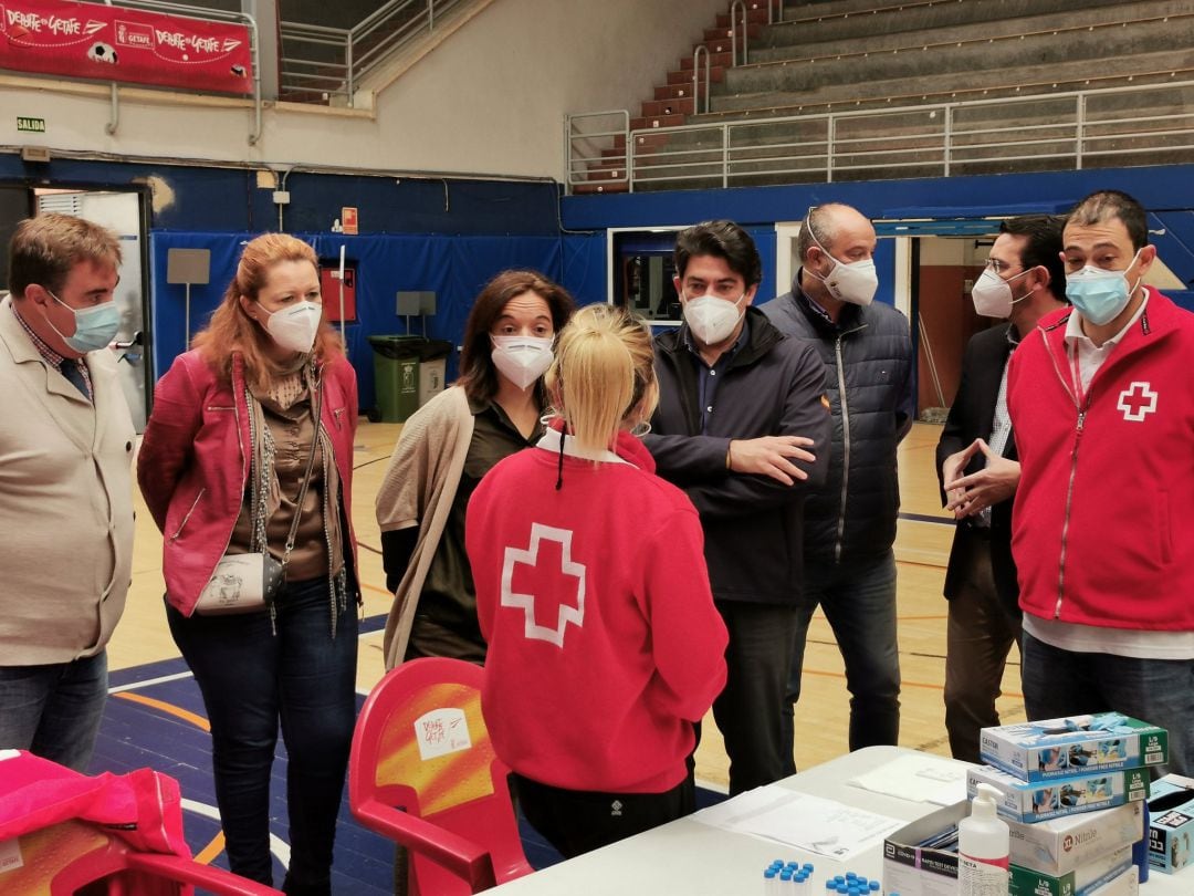 La alcaldesa de Getafe (c) y el consejero David Pérez, durante una visita al Polideportivo Juan de la Cierva donde se realizaron los test de antíguenos.