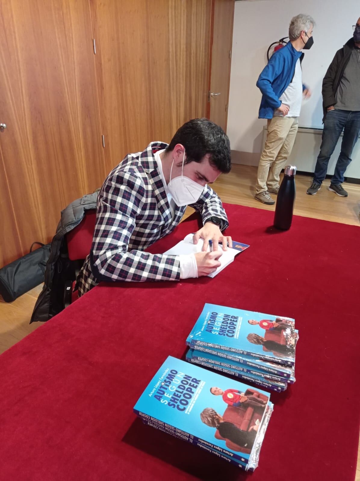 Arturo López firmando ejemplares del libro