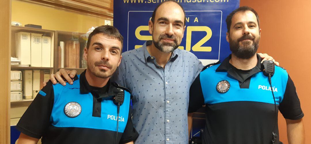 Carlos Picazo y Roberto Blázquez, agentes del GIS, junto al pediatra IVán Carabaño.