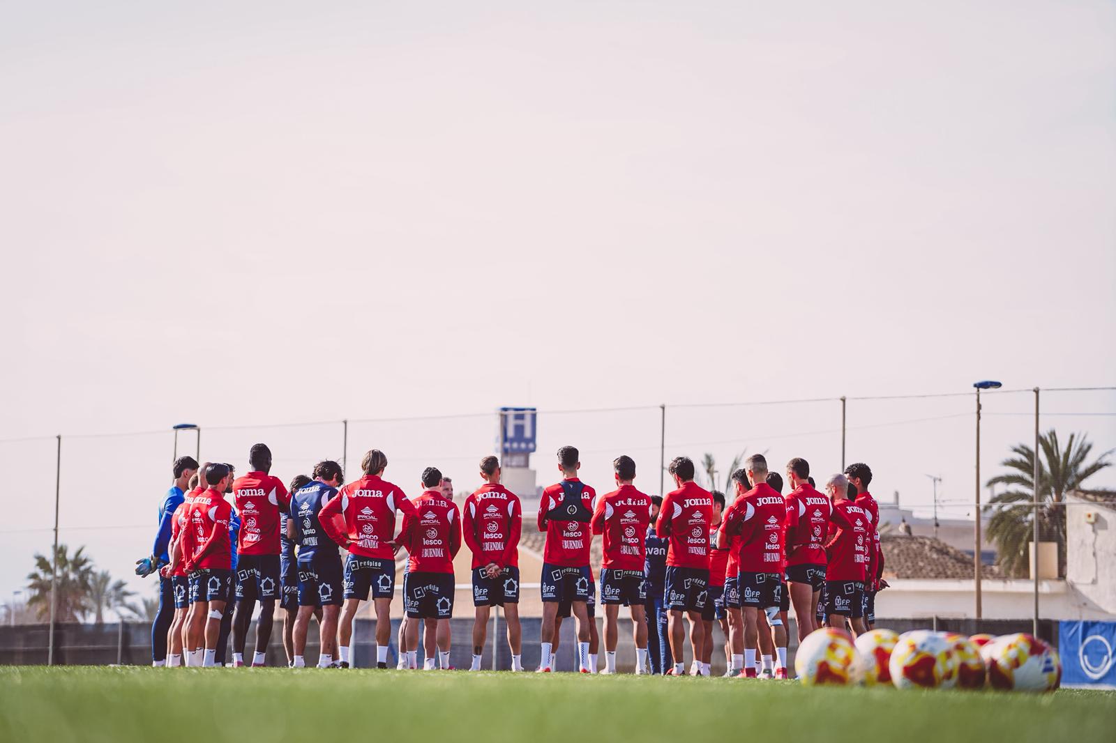 El Real Murcia de Curro Torres durante un entrenamiento en Pinatar Arena.