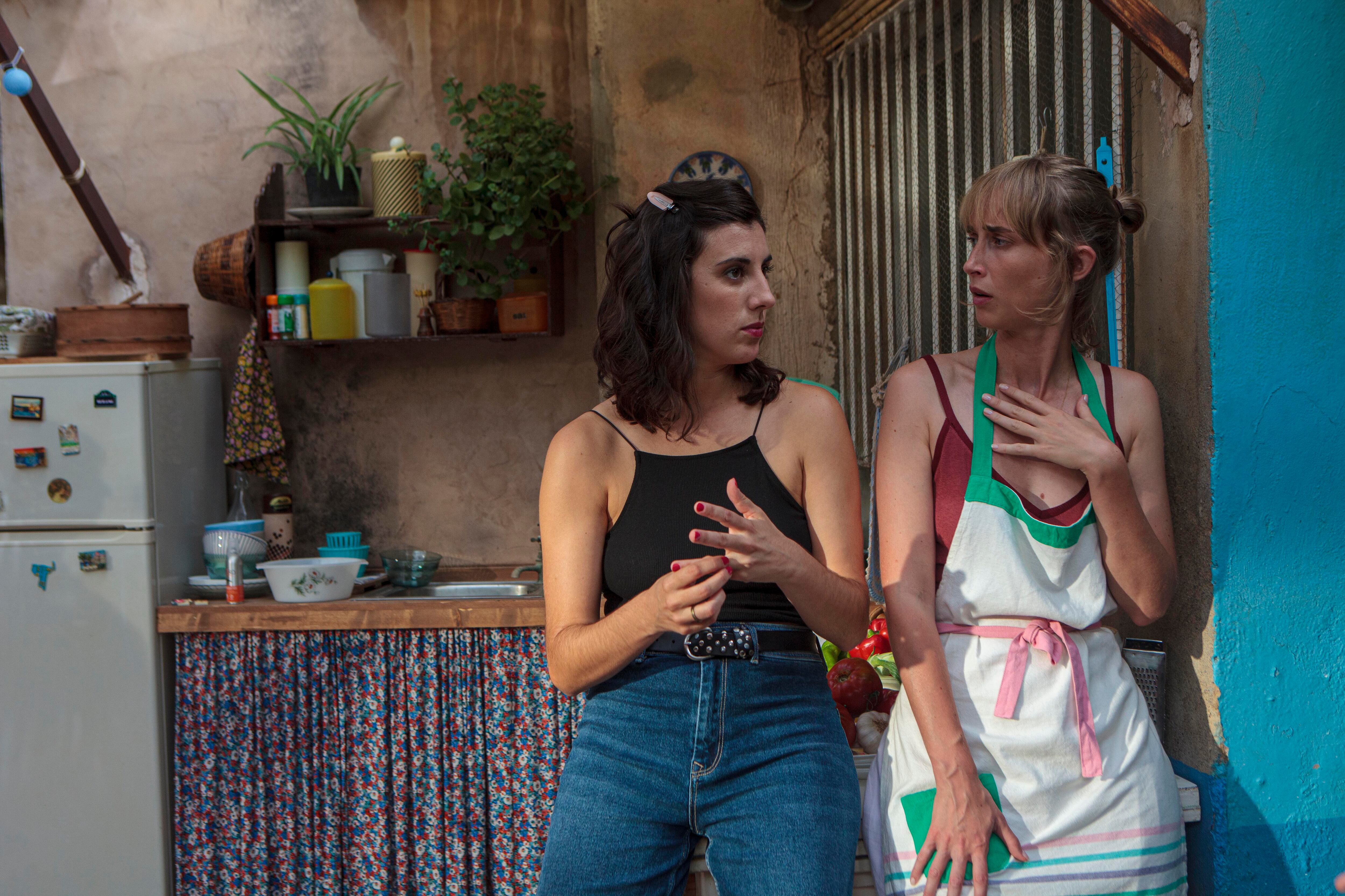 Fotograma del rodaje 'Nosotros no nos mataremos con pistolas' / en la imagen Elena Martín e Ingrid García-Jonsson