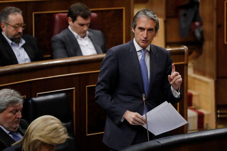 El ministro de Fomento, Íñigo de la Serna, durante una de sus intervenciones en la sesión de control al Gobierno celebrada hoy en el Congreso de los Diputados.