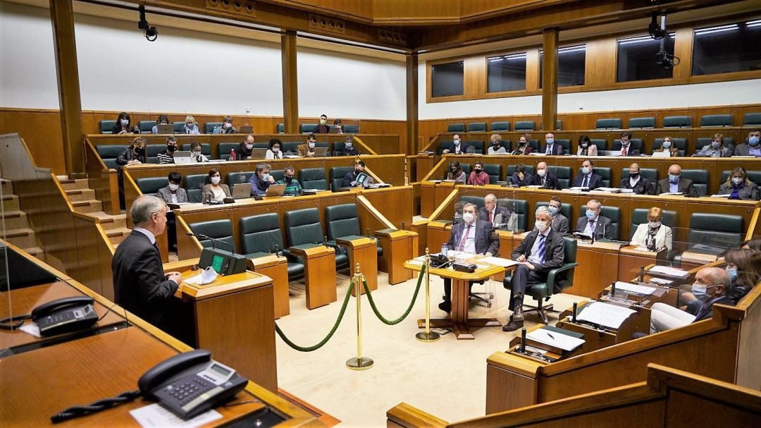 El lehendakari, Iñigo Urkullu, en el pleno de control al Gobierno Vasco de la Cámara vasca