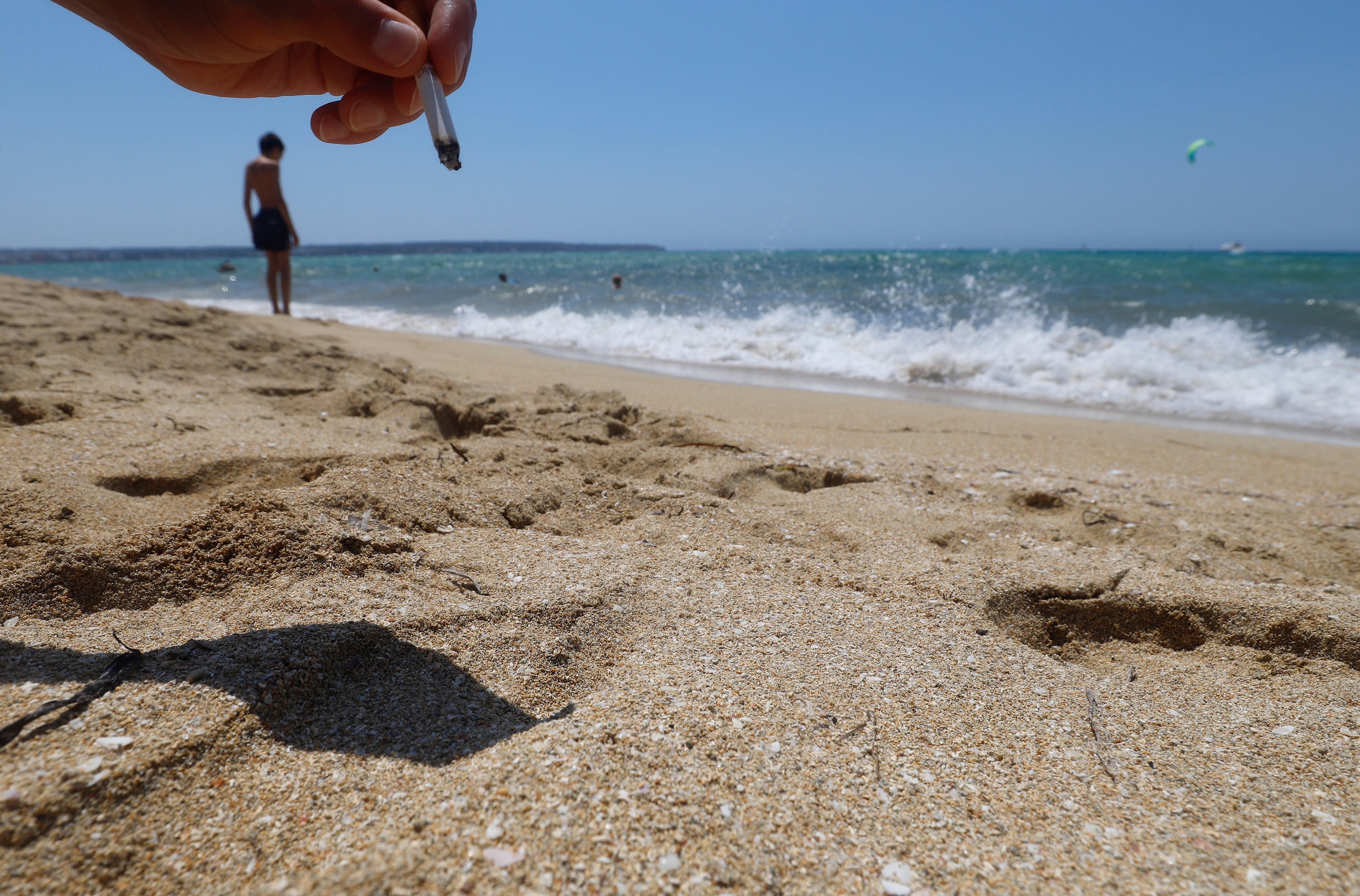 El 54% de los españoles está a favor de que se prohíba fumar en las playas.