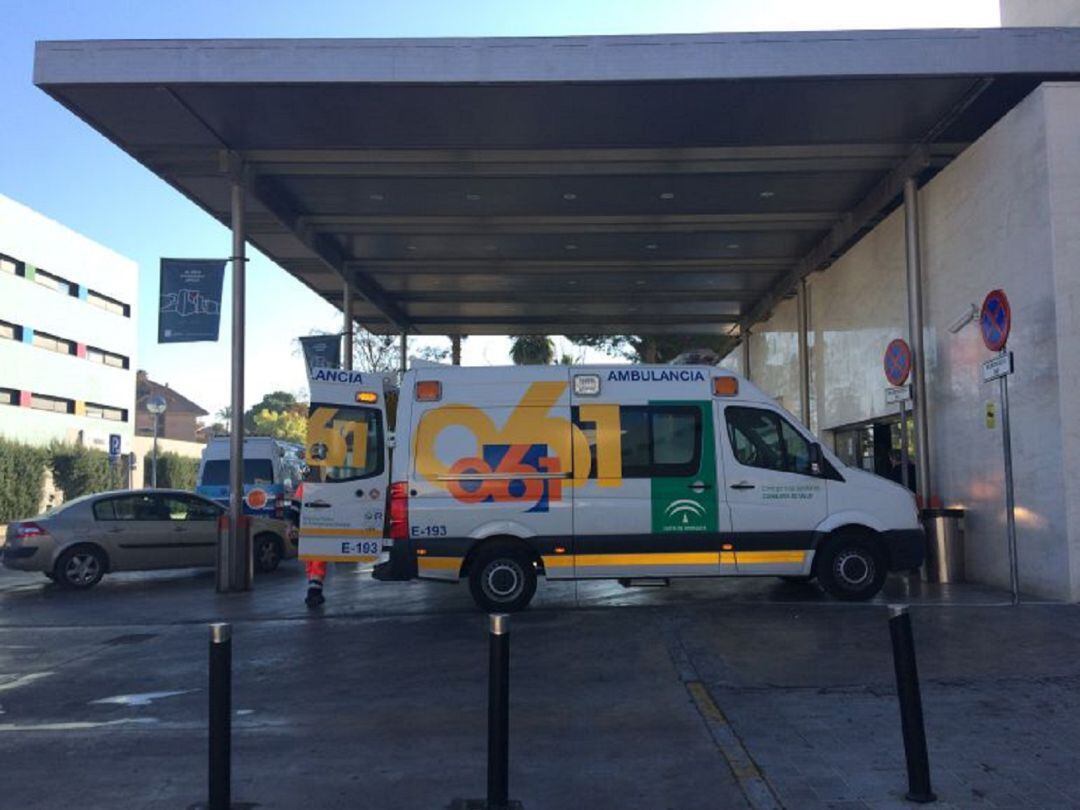 Ambulancia del 061 en el Hospital Reina Sofía de Córdoba. Imagen de archivo