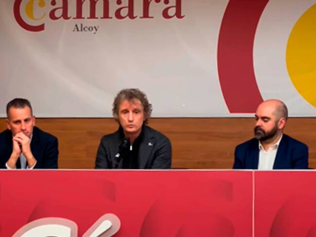 Sergio Grau, en el centre de la imatge junt al regidor Alberto Belda i el president de la Federació de Comerç, Alejandro Cerro