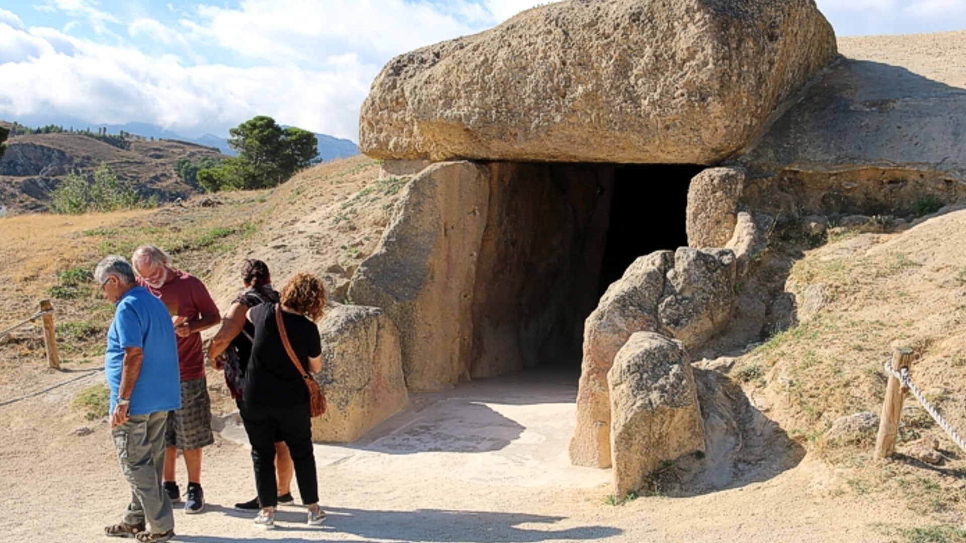 Un grupo de turistas visita los Dólmenes de Antequera