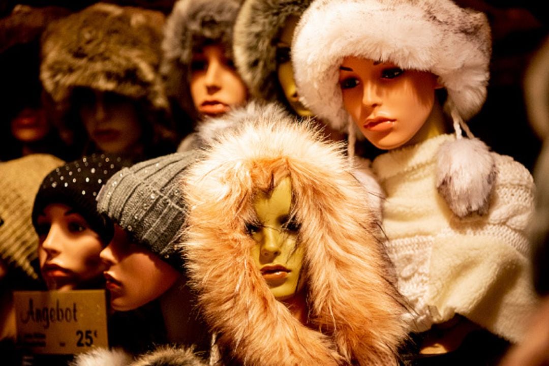 Maniquíes con gorros de invierno