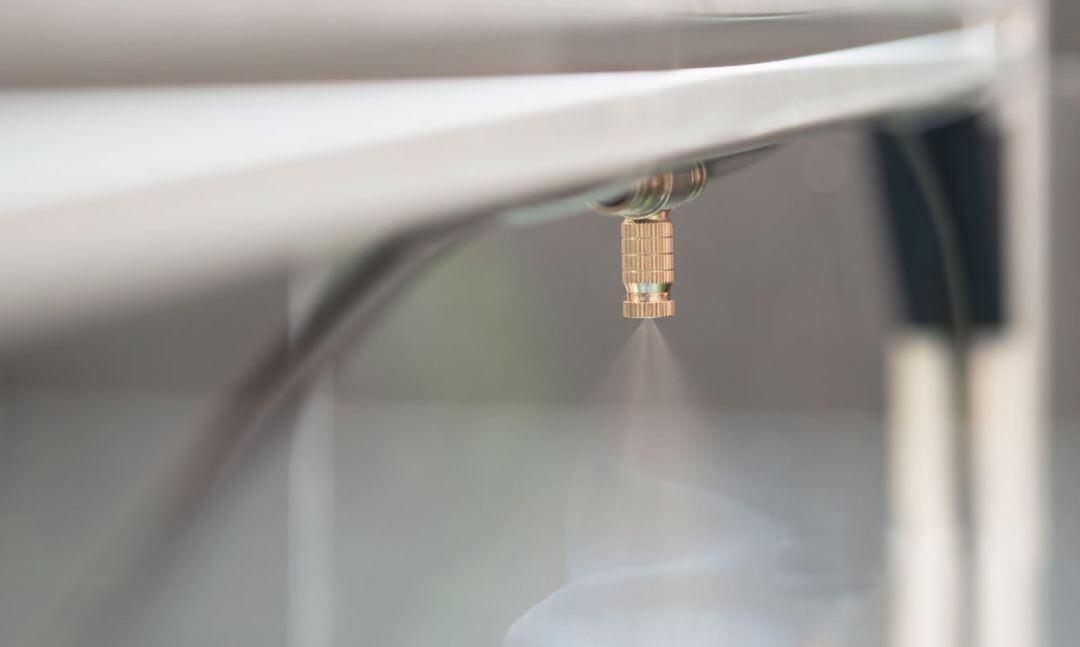 La desinfección se realiza por nebulización, un método basado en la aplicación de líquido por vía aérea, mediante la generación de una nube formada por gotas microscópicas