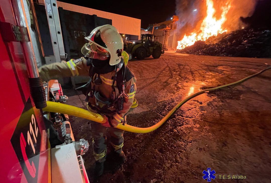 Un bombero participa en la extinción del incendio 