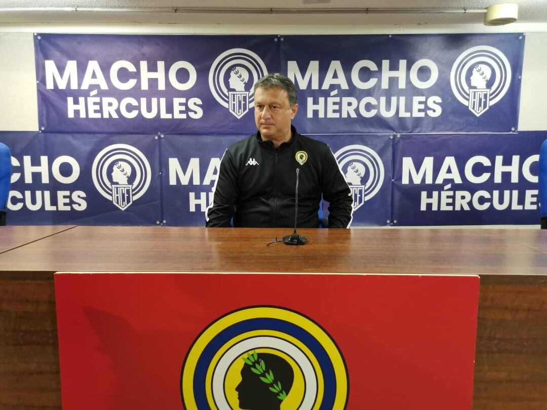 El técnico del Hércules, Manolo Díaz, en la sala de prensa del Rico Pérez