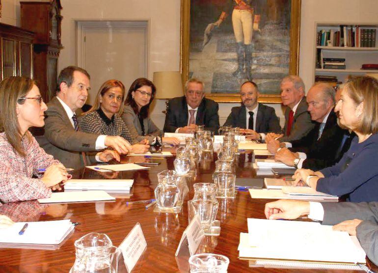  Un momento de la reunión entre Abel Caballero, Alcalde de Vigo, Ethel Vázquez, Conselleira de infraestructuras de la Xunta de Galicia y Ana Pastor, Ministra de Fomento en funciones.