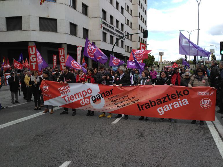 Miles de personas secundaron las manaifestaciones del primero de mayo. en la imagen, la marcha de UGT y CCOO en Pamplona