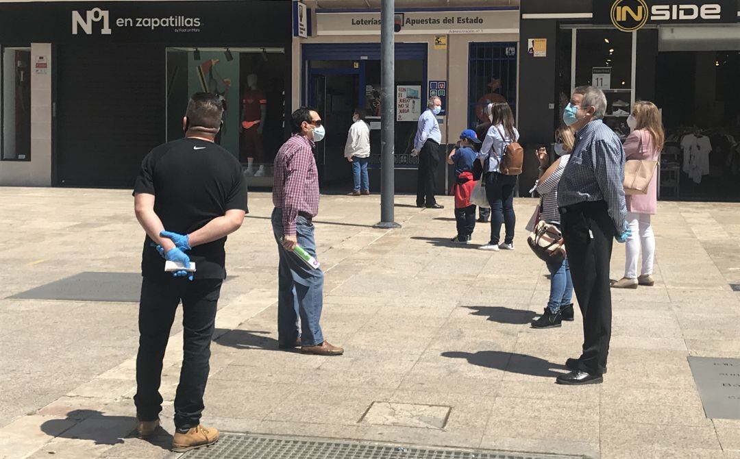 Colas a las puertas de la Administración de Lotería, situada en la Plaza Nueva de Valdepeñas (Ciudad Real) 