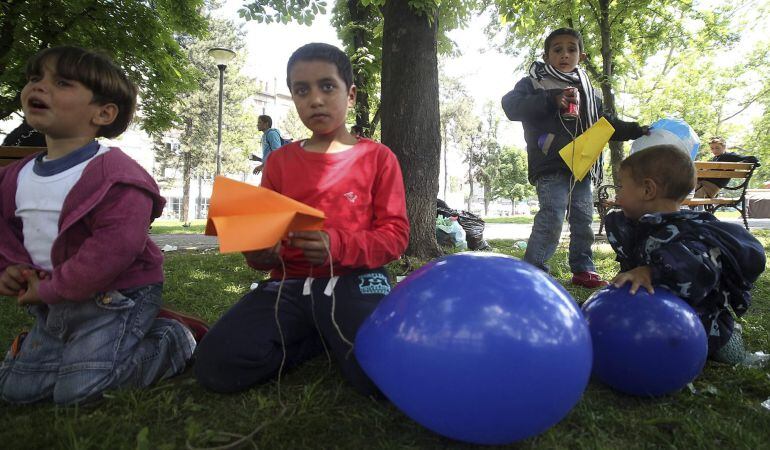 Refugiados descansan a su paso por Belgrado (Serbia).