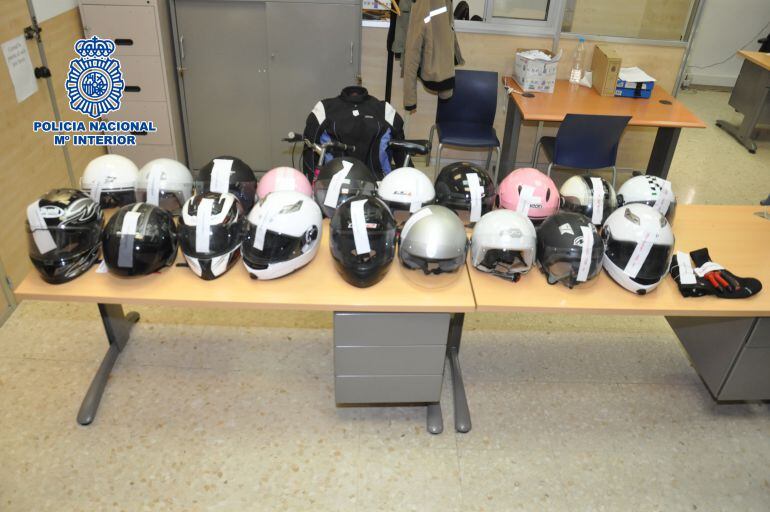 Los cascos de motos recuperados por la Policía Nacional