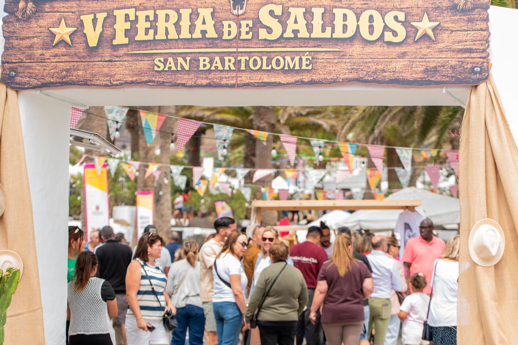 Asistentes a la V Feria de Saldos de ACEA en San Bartolomé.