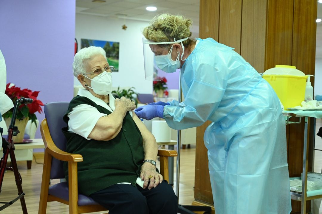 Araceli, de 96 años es la primera persona en vacunarse contra el COVID-19 en España.