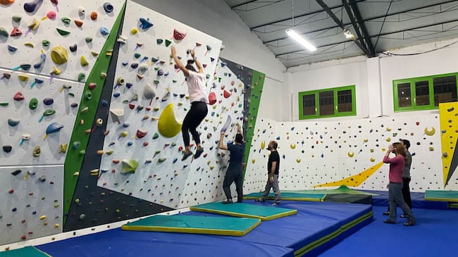 Alumnos practicando en el rocódromo del centro de montaña y escalada 'La Reunión' de Cuenca.
