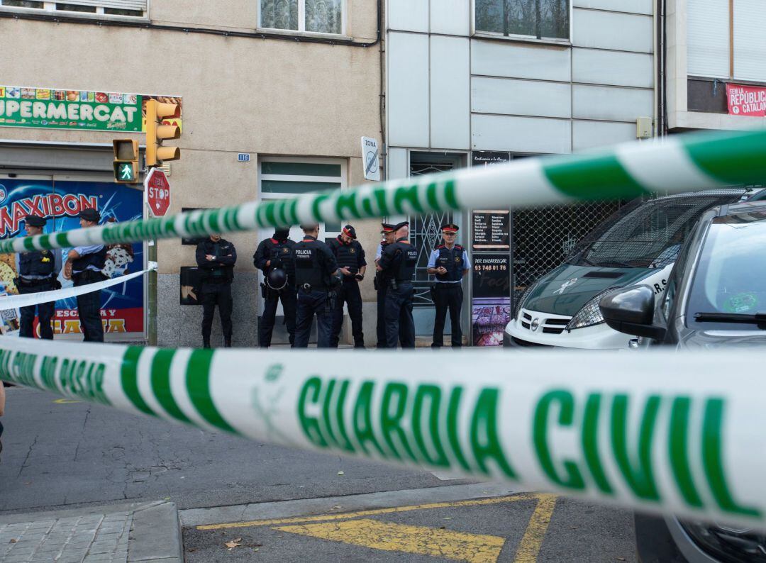 Agentes de la Guardia Civil durante el registro de un domicilio en Sabadell (Barcelona) 