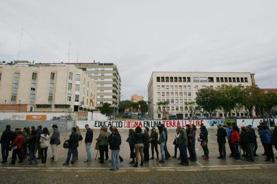 Colas de personas a la entrada del Instituto Marti i Franques