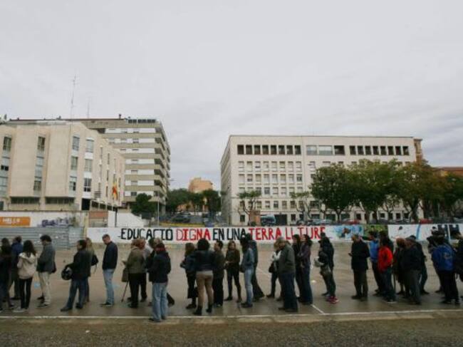 Colas de personas a la entrada del Instituto Marti i Franques