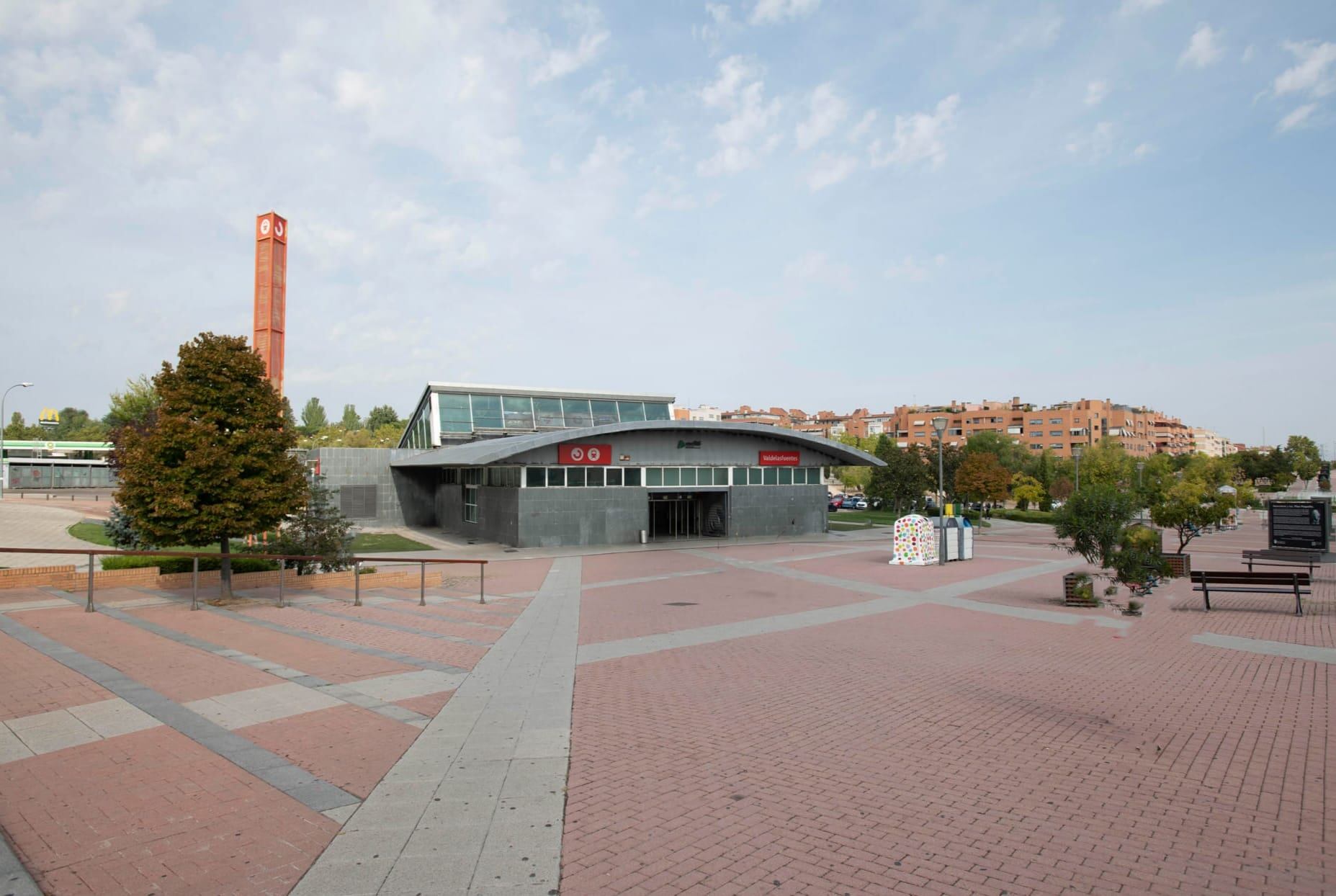 Espacio público frente a la estación de Cercanías RENFE de Valdelasfuentes en Alcobendas