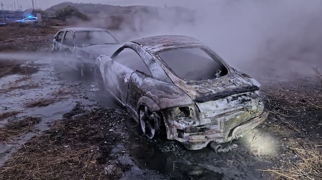 Los dos coches quemados durante el día