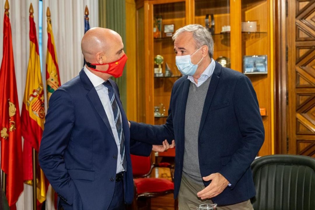 Luis Rubiales y Jorge Azcón, durante su reunión de esta mañana en el Ayuntamiento