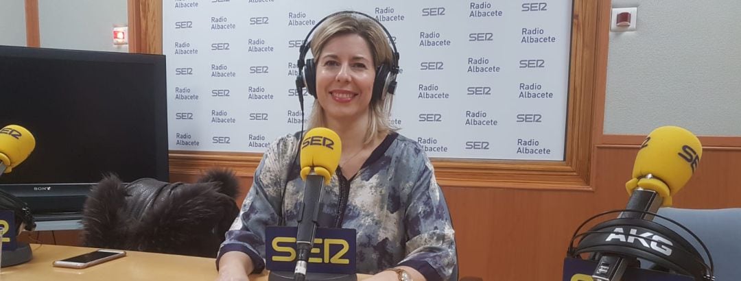 Elvira Argandoña en los estudios de Radio Albacete