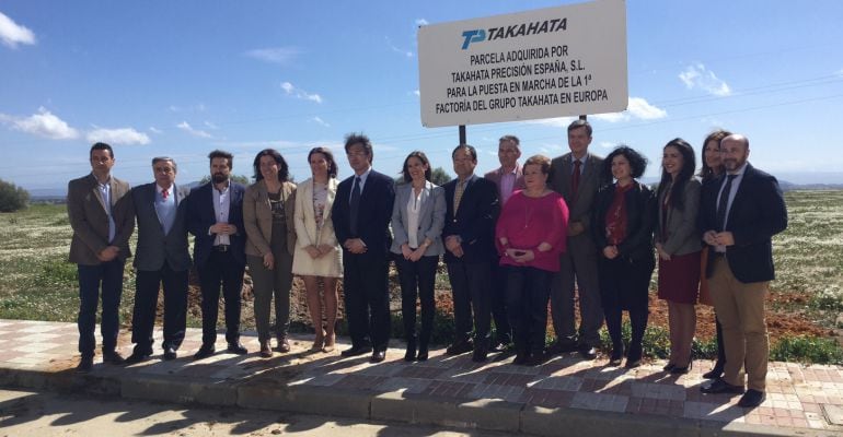 La alcaldesa de La Carolina, Yolanda Reche (centro), junto a responsables de la Junta y de la empresa japonesa.