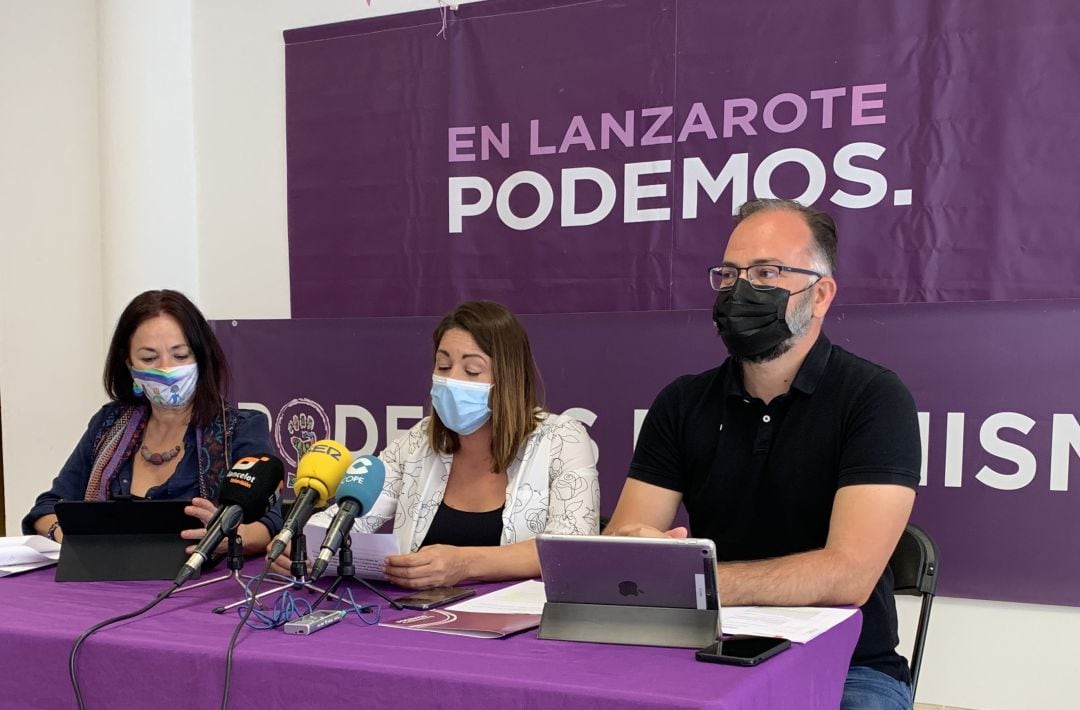 María del Río, parlamentaria de LEP-Sí Podemos por Lanzarote, junto a Miriam Barros y Jorge Peñas, consejeros en el Cabildo.