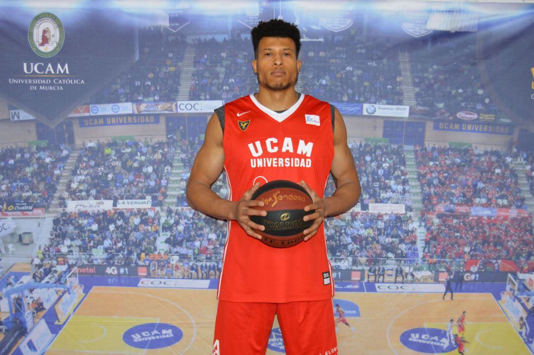 Kyle Hunt con la camiseta del UCAM Murcia CB