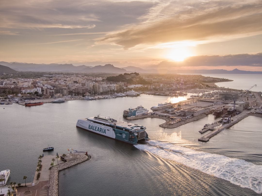 Eleanor Roosevelt, entrando en el puerto de Dénia.