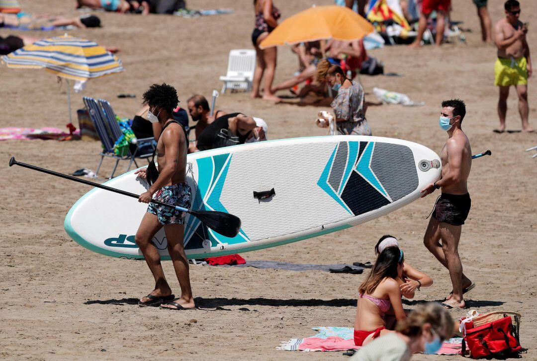 Hacia el mar portando su tabla de paddle surf