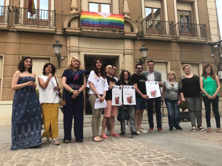 Representantes del grueso municipal han participado en la lectura del manifiesto por el Día Internacional Orgullo LGTBI en Elda