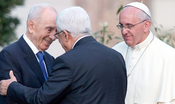 El presidente de Israel, Simón Peres, y el de Palestina, Mahmud Abás, se saludan en presencia del papa Francisco