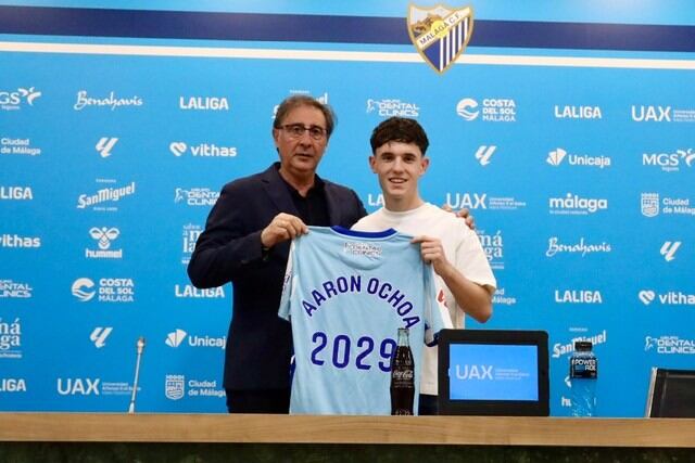 El director deportivo del Málaga y el centrocampista Aaron Ochoa, en la rueda de prensa de la renovación del jugador