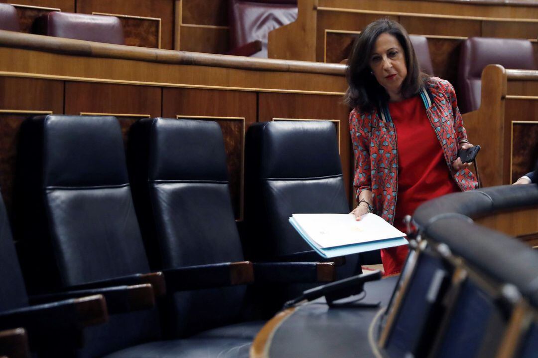 La ministra de Defensa, Margarita Robles, se dirige a su escaño a su llegada al Congreso para asistir a la sesión de control al Gobierno. 